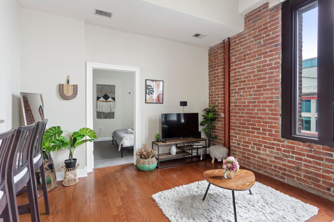 Sleeps 4! 2br, Gym, Free Parking, Close To Major Attractions
