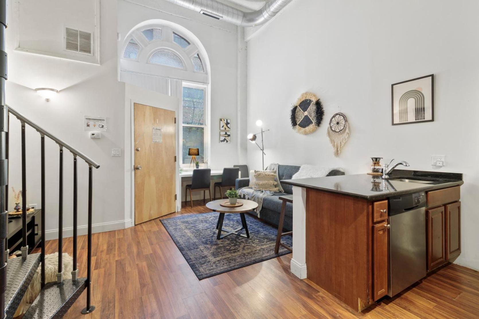 Sleeps 4! 2br, Gym, Free Parking, Close To Major Attractions
