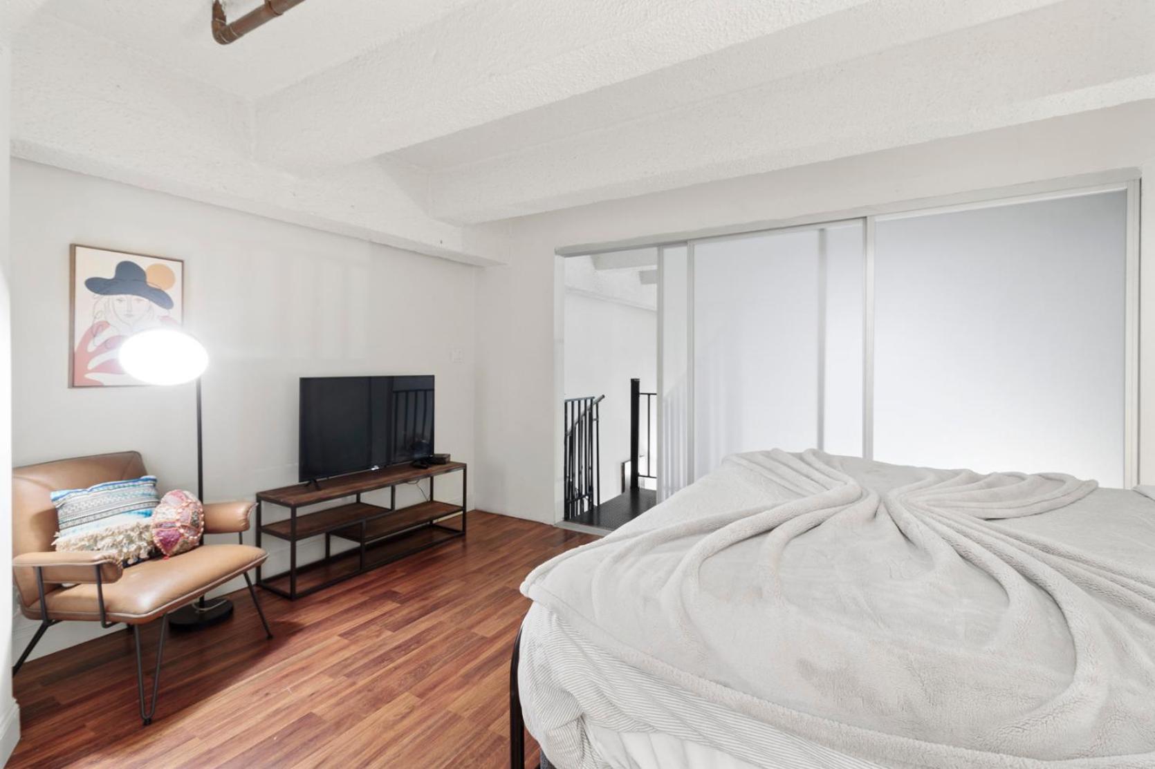 Apartment Sleeps 4! 2br, Gym, Free Parking, Close To Major Attractions