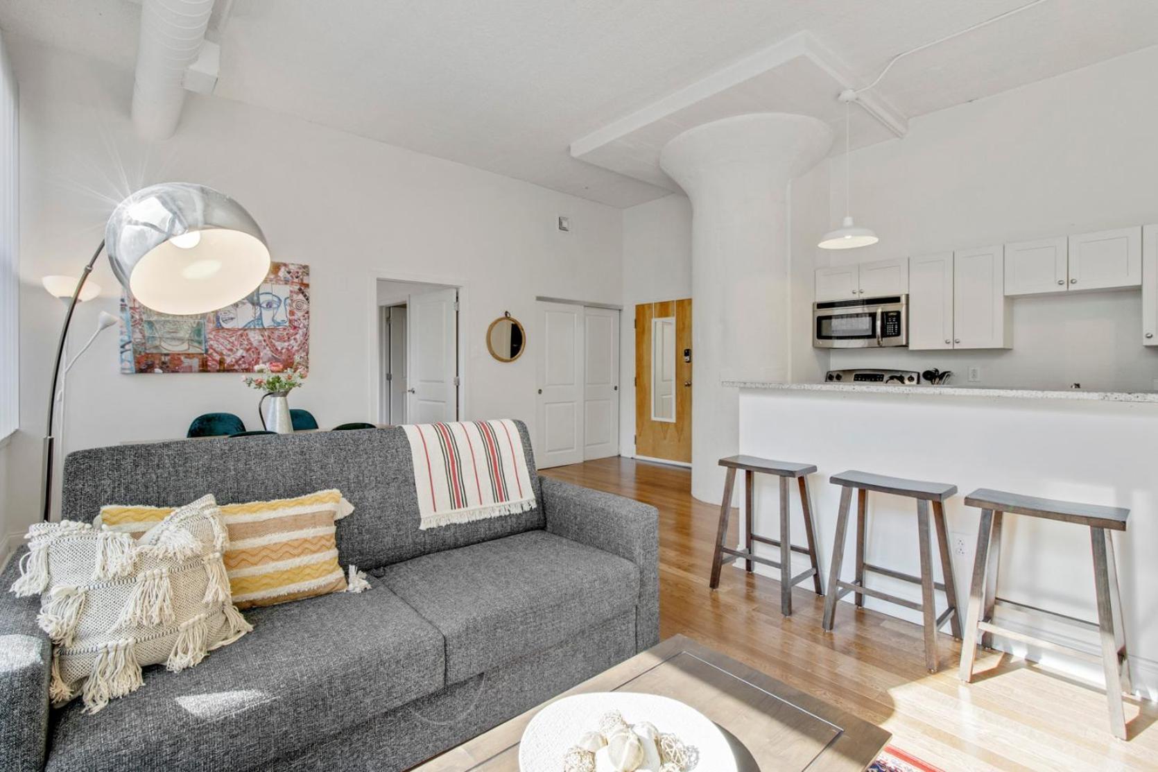 Sleeps 4! 2br, Gym, Free Parking, Close To Major Attractions *