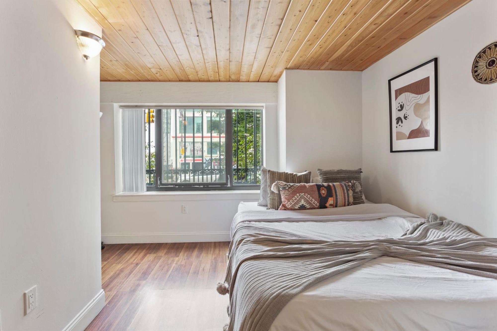 Sleeps 4! 2br, Gym, Free Parking, Close To Major Attractions Apartment