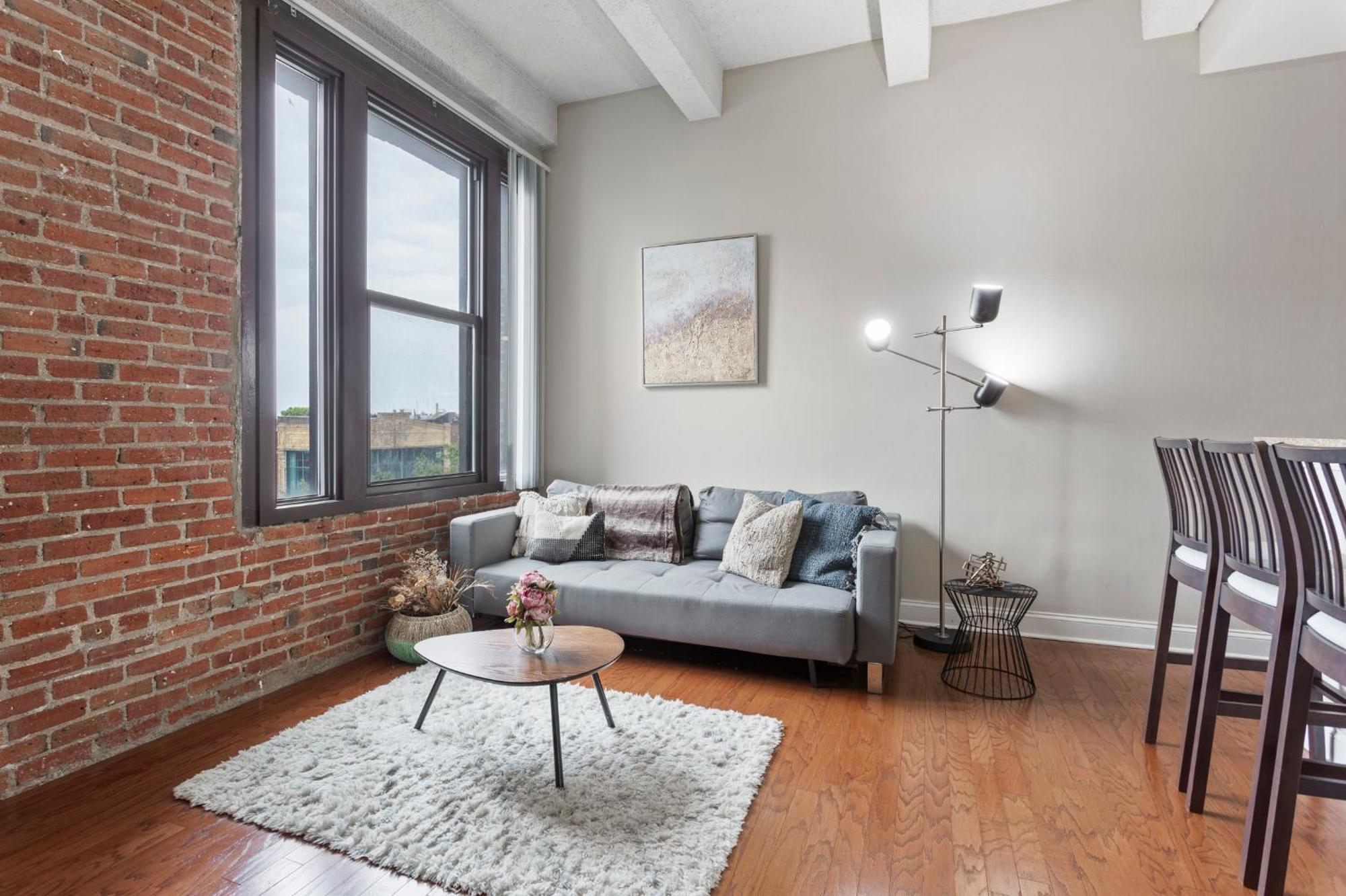 Sleeps 4! 2br, Gym, Free Parking, Close To Major Attractions Apartment