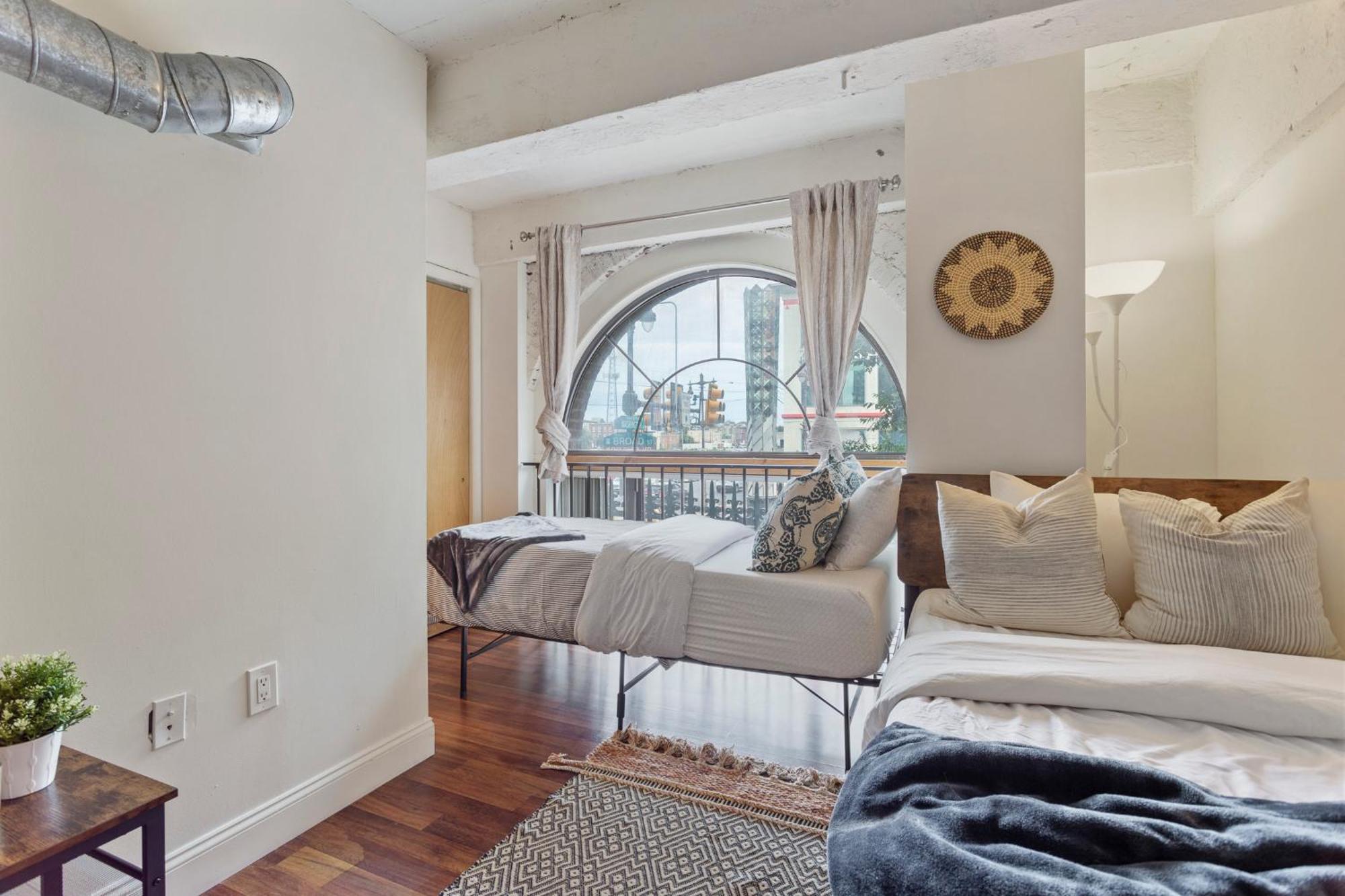 Apartment Sleeps 4! 2br, Gym, Free Parking, Close To Major Attractions *