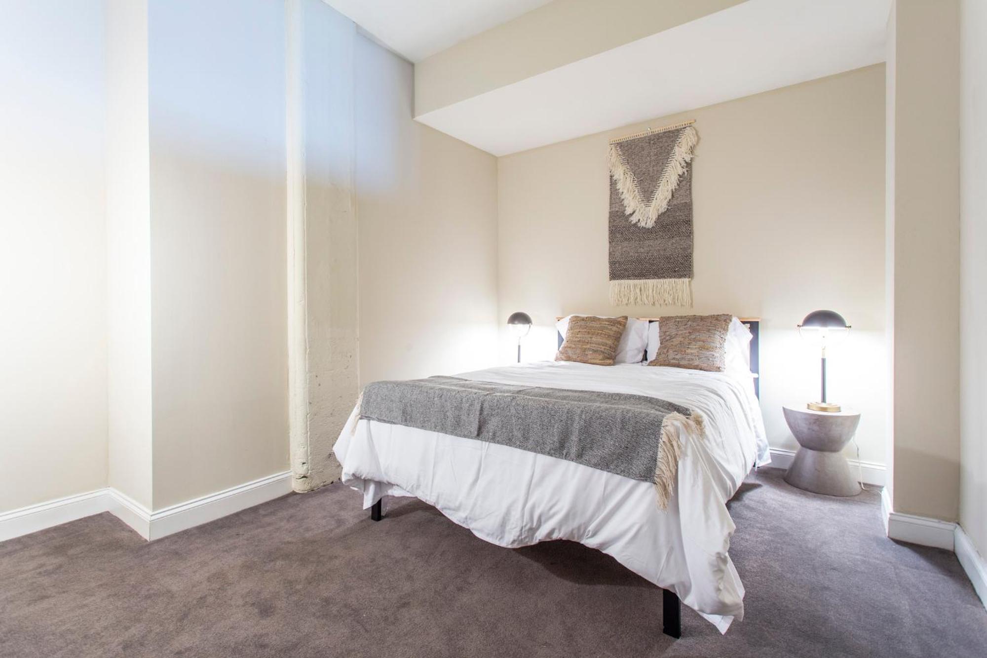 Sleeps 4! 2br, Gym, Free Parking, Close To Major Attractions Apartment *