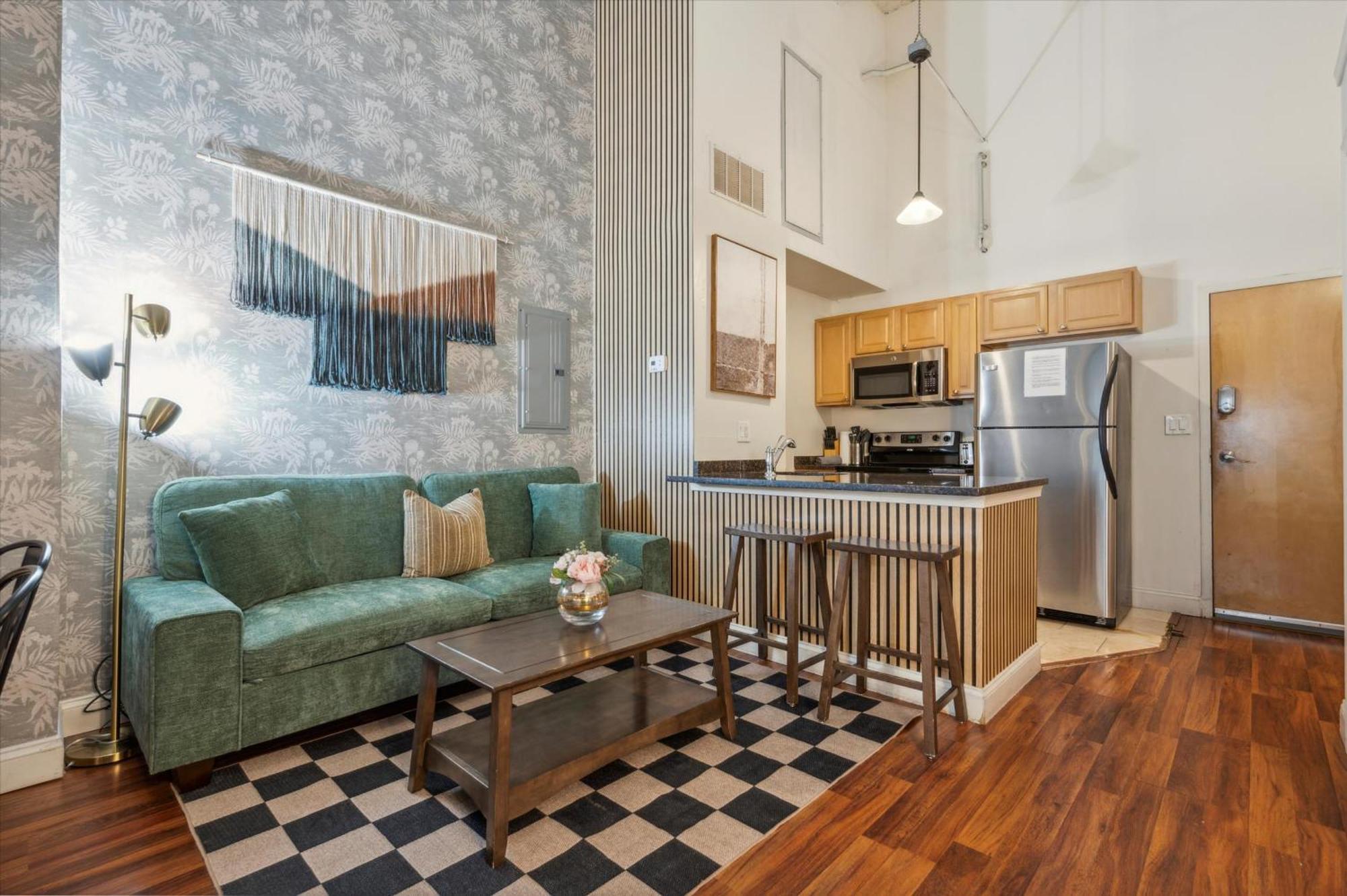 Sleeps 4! 2br, Gym, Free Parking, Close To Major Attractions
