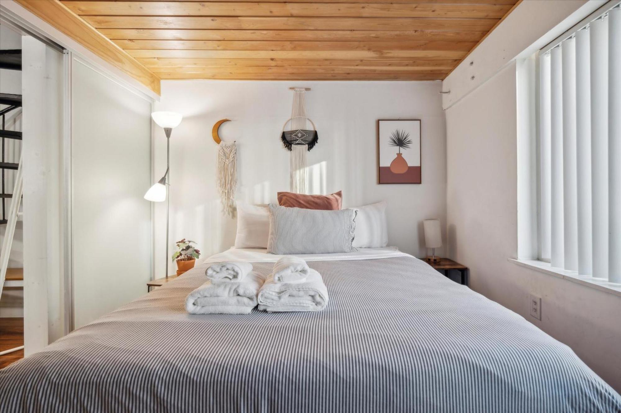 Apartment Sleeps 4! 2br, Gym, Free Parking, Close To Major Attractions *