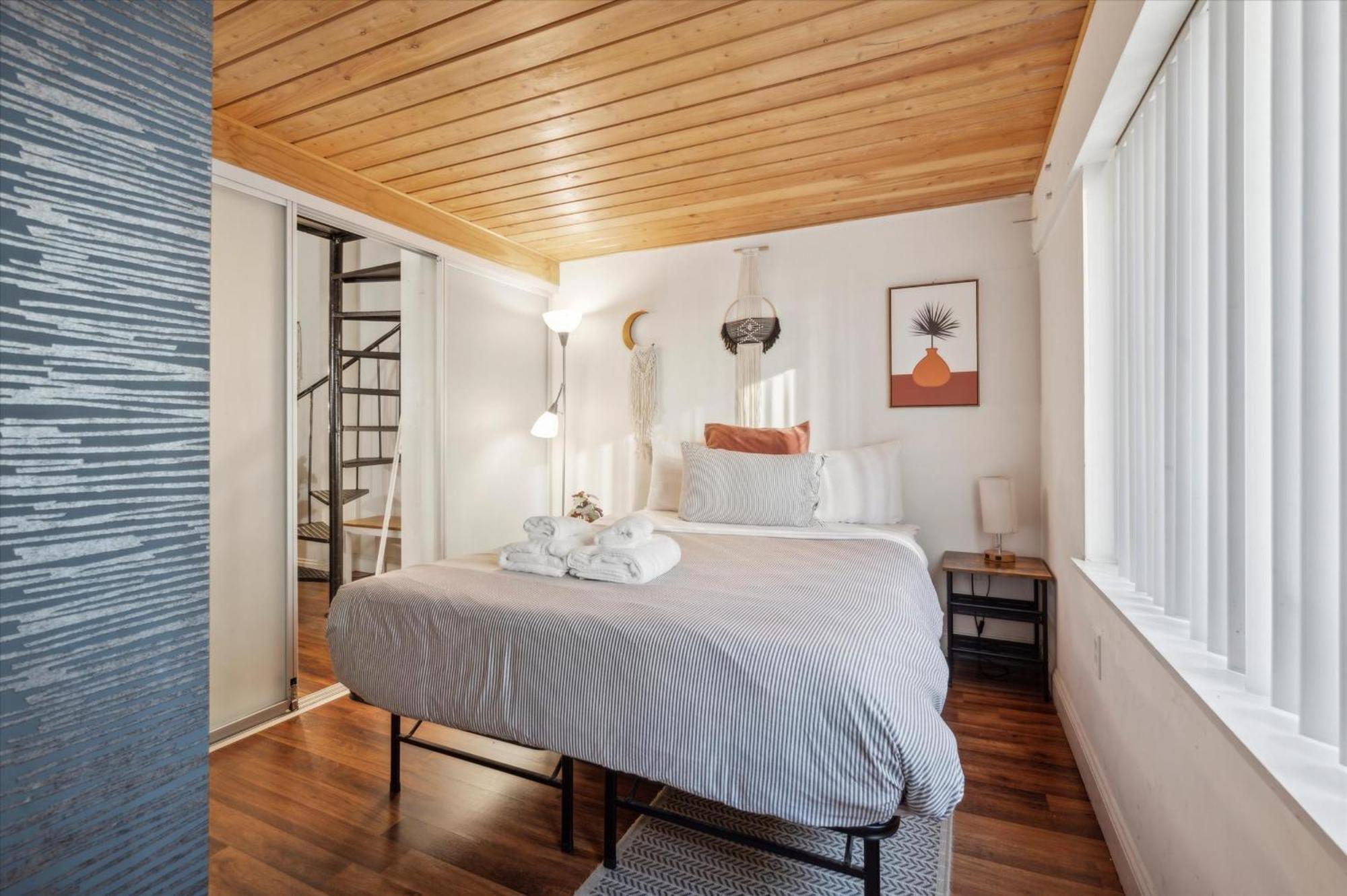 Apartment Sleeps 4! 2br, Gym, Free Parking, Close To Major Attractions *