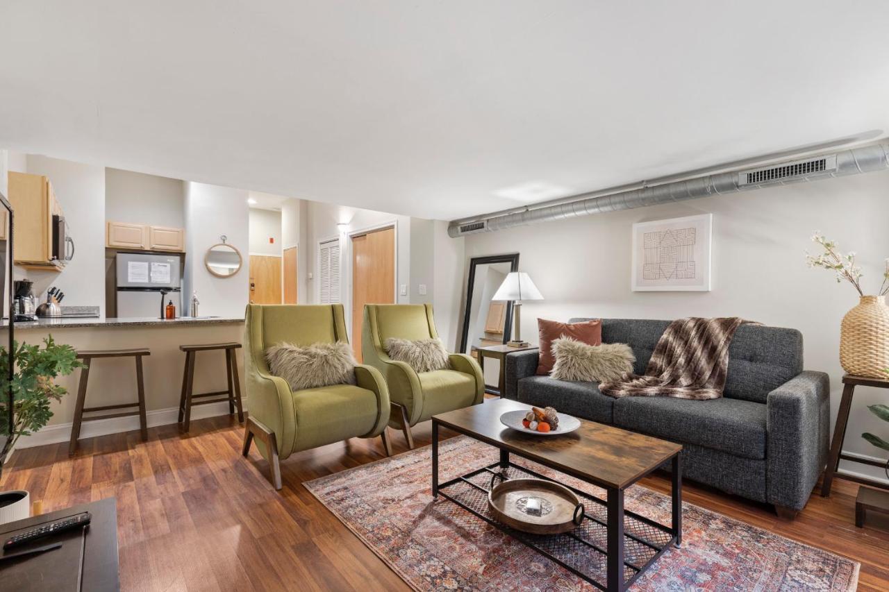 Sleeps 4! 2br, Gym, Free Parking, Close To Major Attractions Apartamento