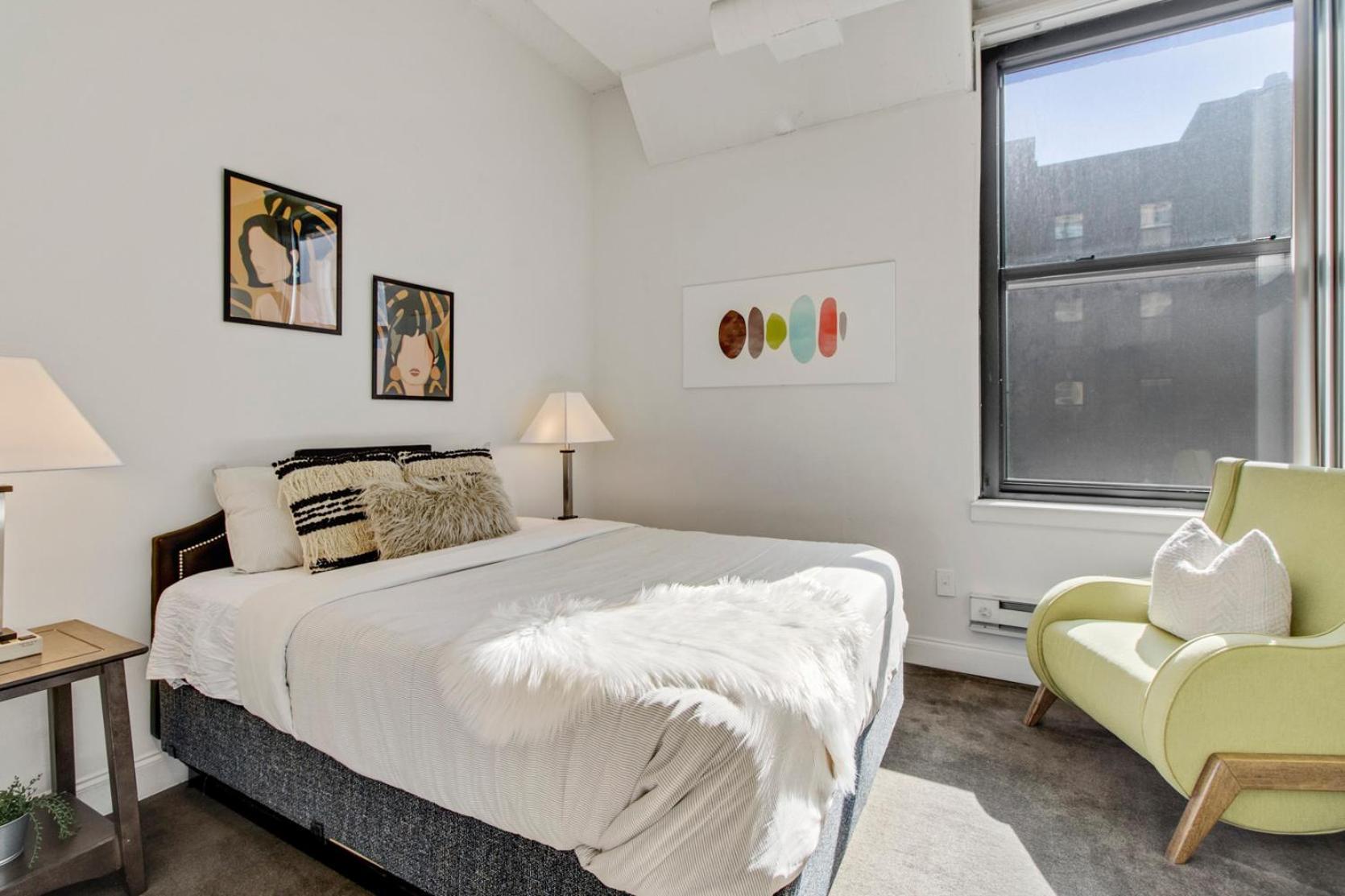 Sleeps 4! 2br, Gym, Free Parking, Close To Major Attractions