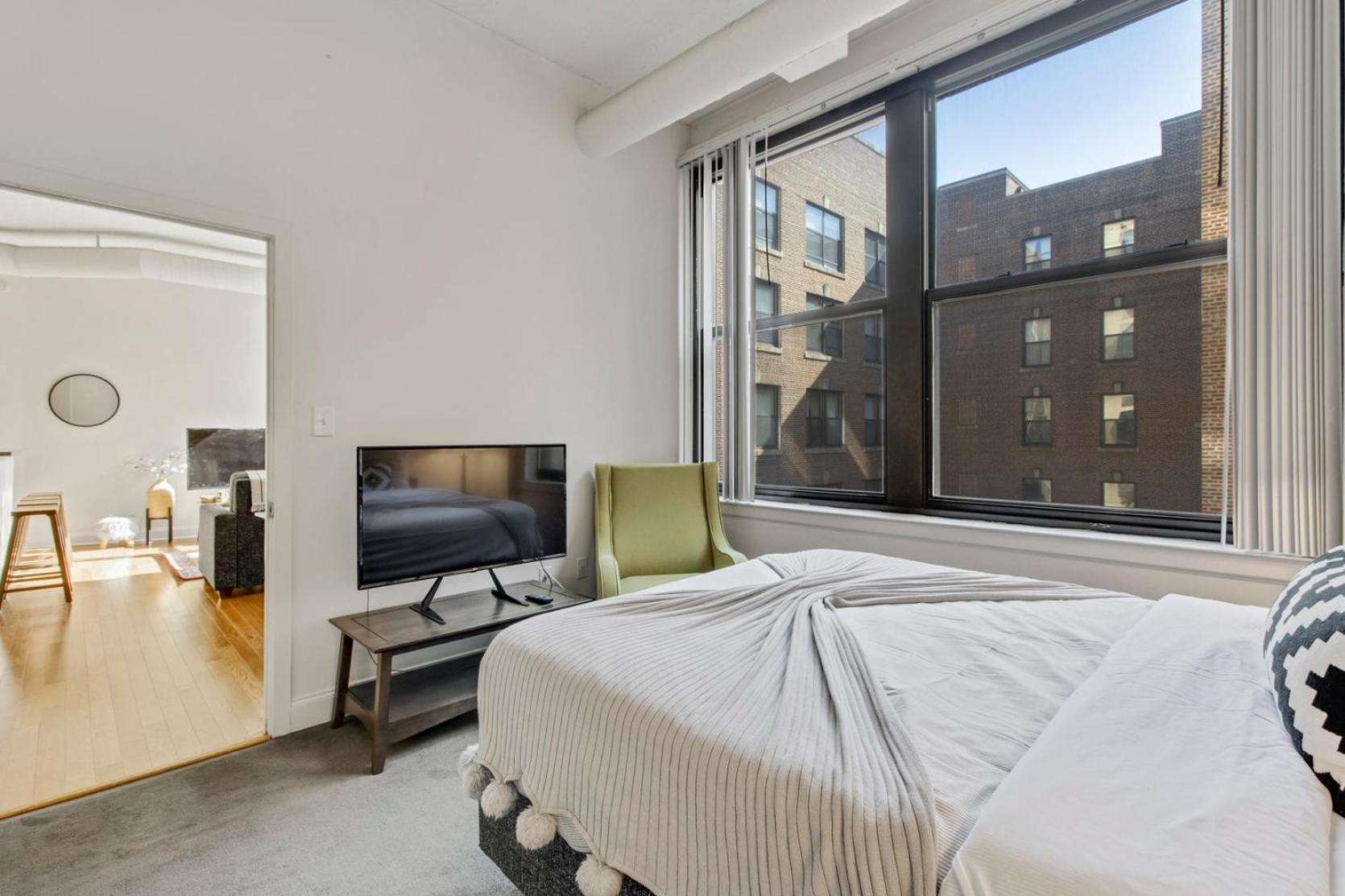 Sleeps 4! 2br, Gym, Free Parking, Close To Major Attractions