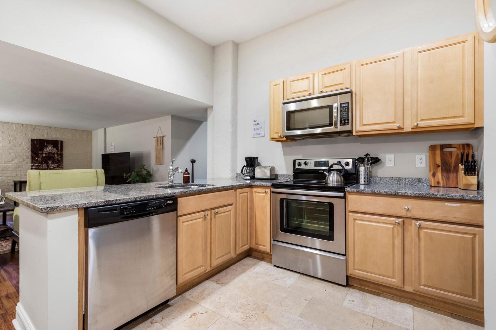 Sleeps 4! 2br, Gym, Free Parking, Close To Major Attractions *