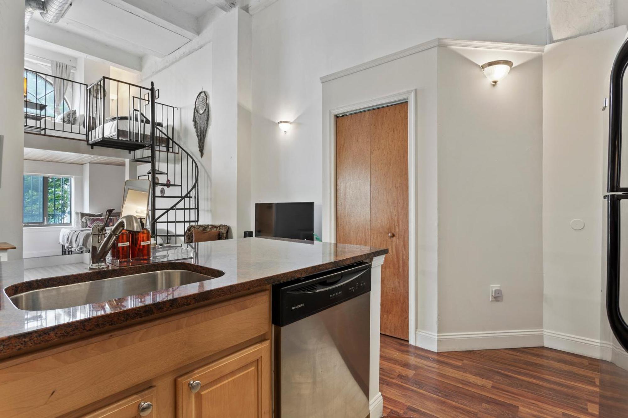 Sleeps 4! 2br, Gym, Free Parking, Close To Major Attractions