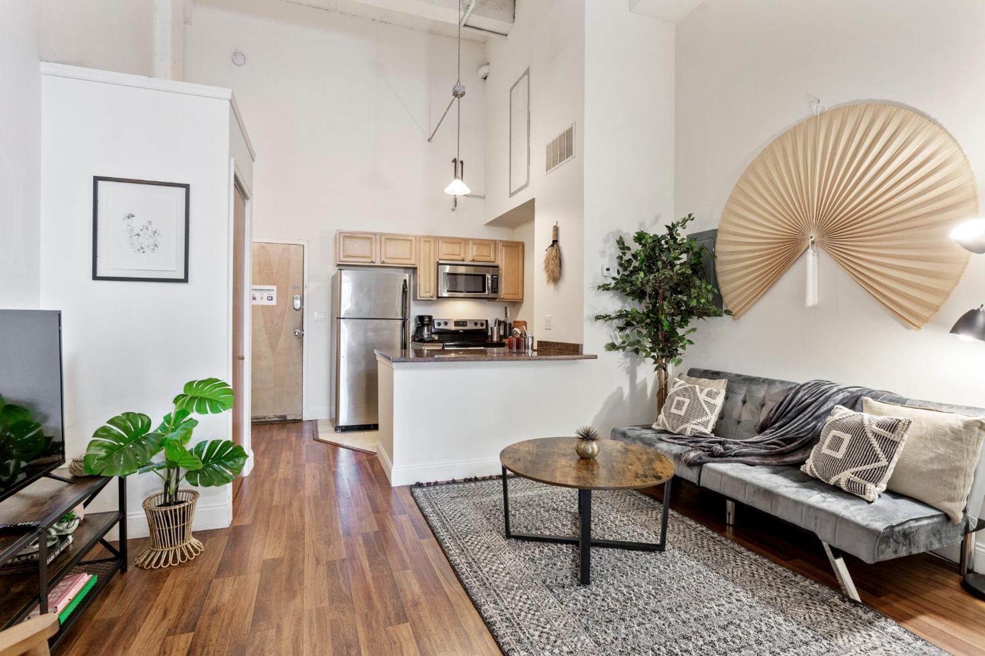 Sleeps 4! 2br, Gym, Free Parking, Close To Major Attractions *