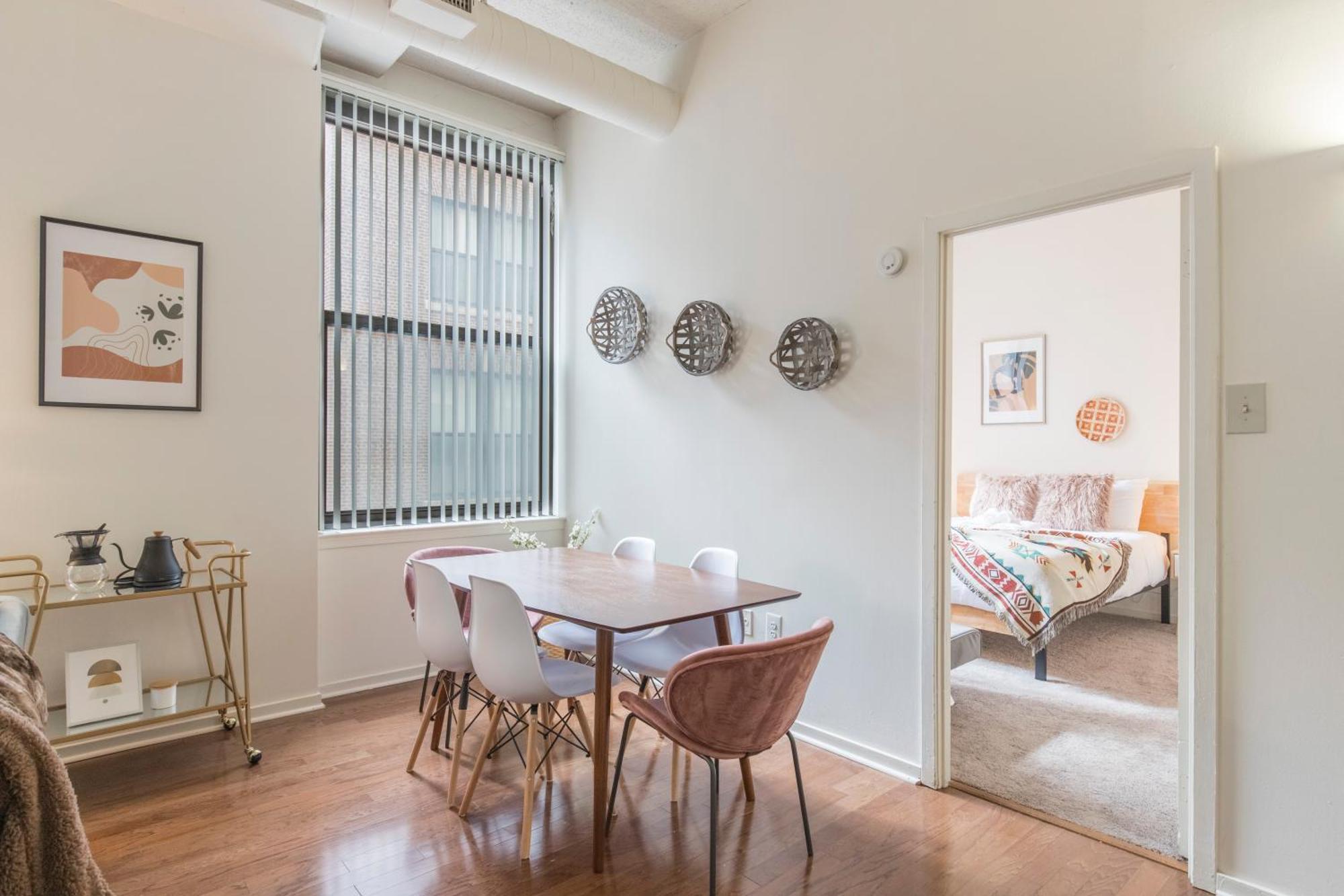 Sleeps 4! 2br, Gym, Free Parking, Close To Major Attractions *