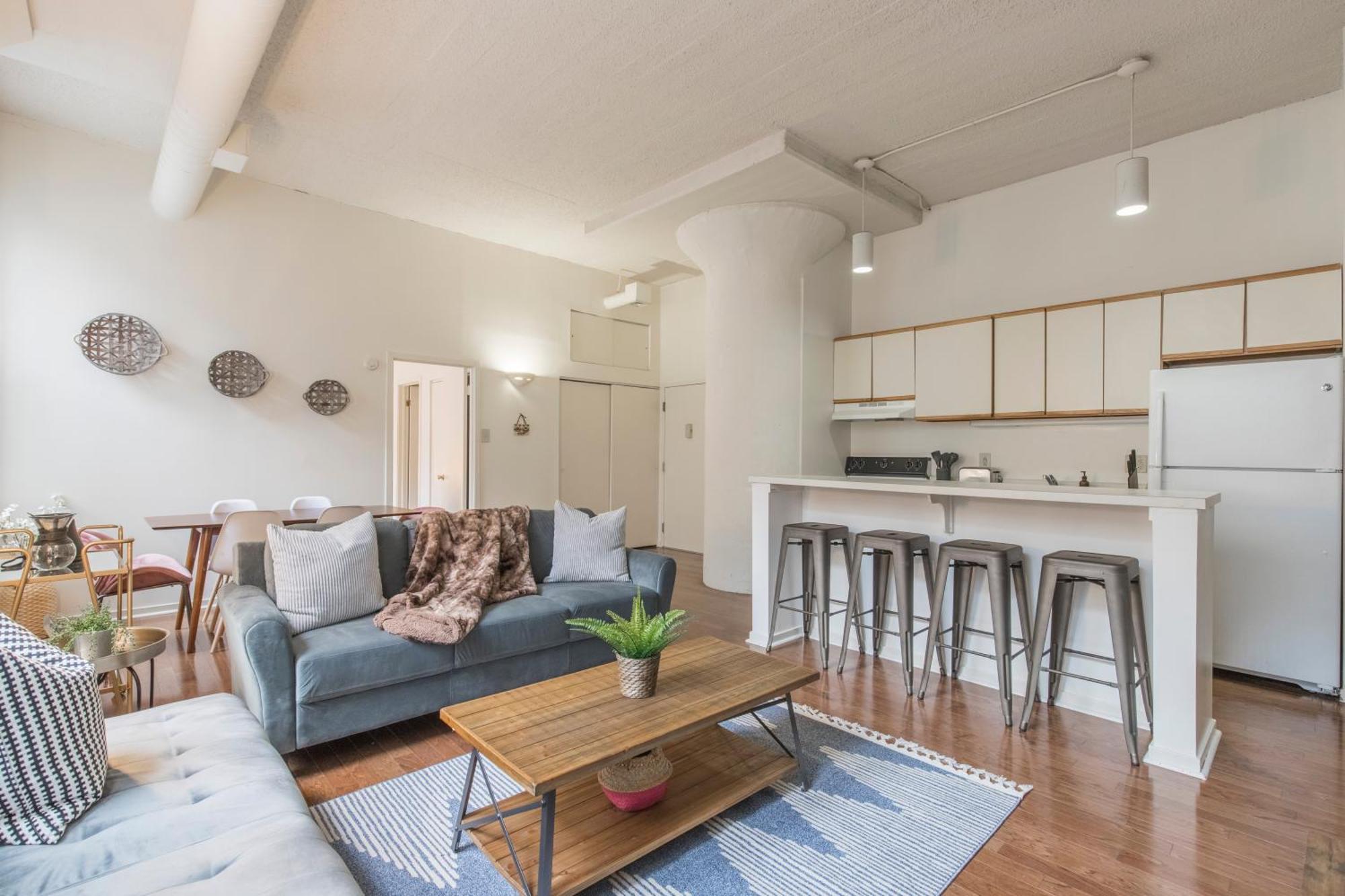 Sleeps 4! 2br, Gym, Free Parking, Close To Major Attractions *