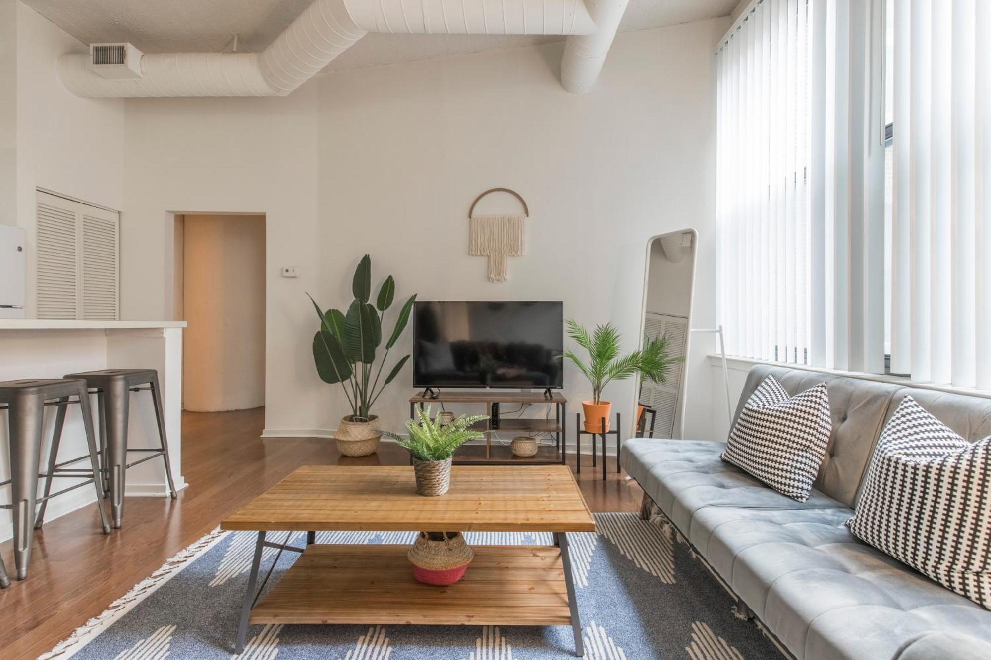 Sleeps 4! 2br, Gym, Free Parking, Close To Major Attractions *