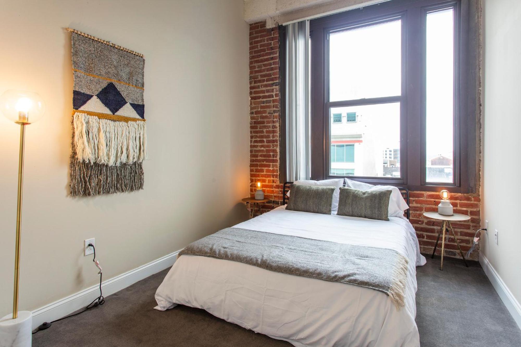 Sleeps 4! 2br, Gym, Free Parking, Close To Major Attractions