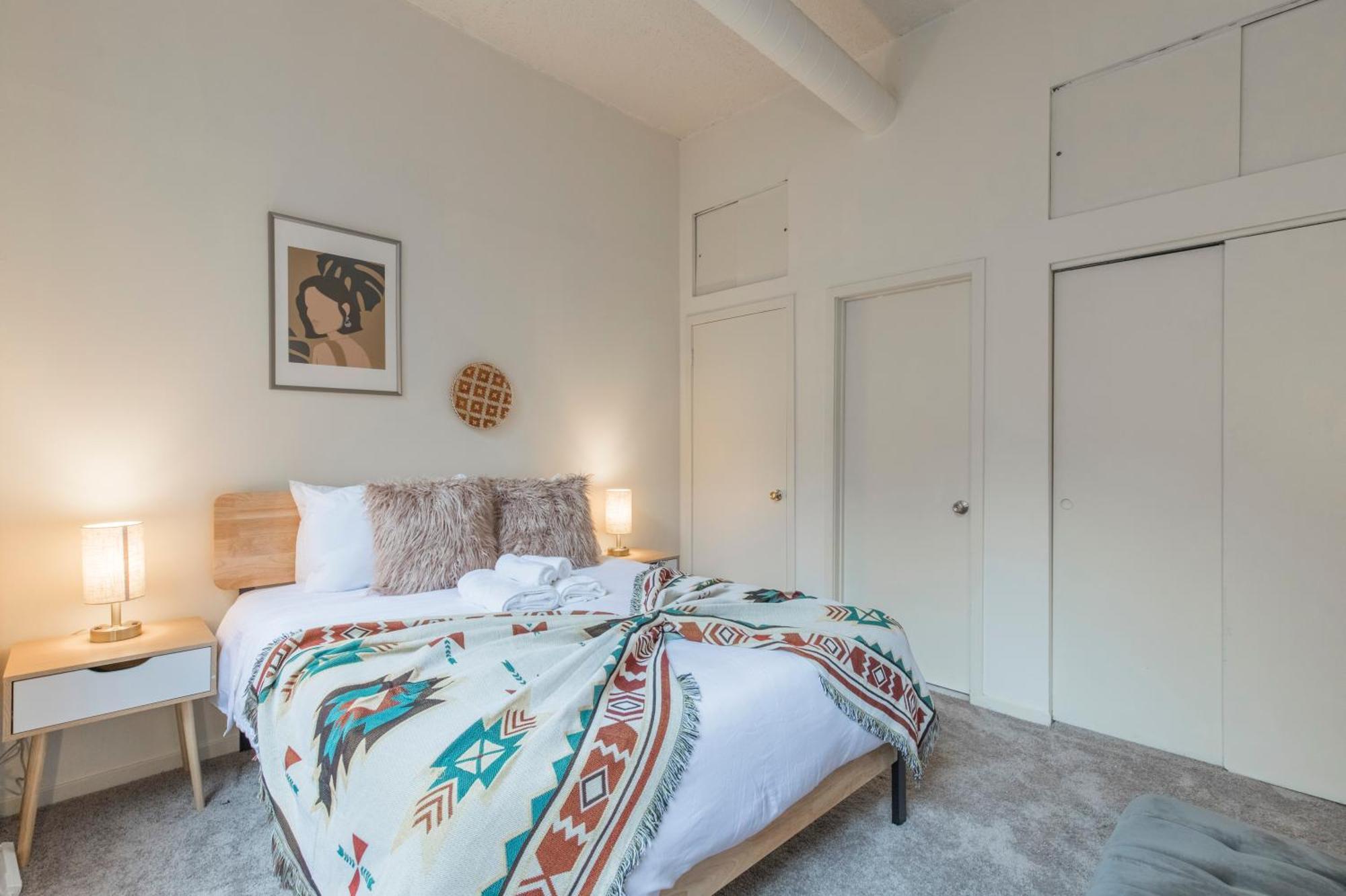 Sleeps 4! 2br, Gym, Free Parking, Close To Major Attractions