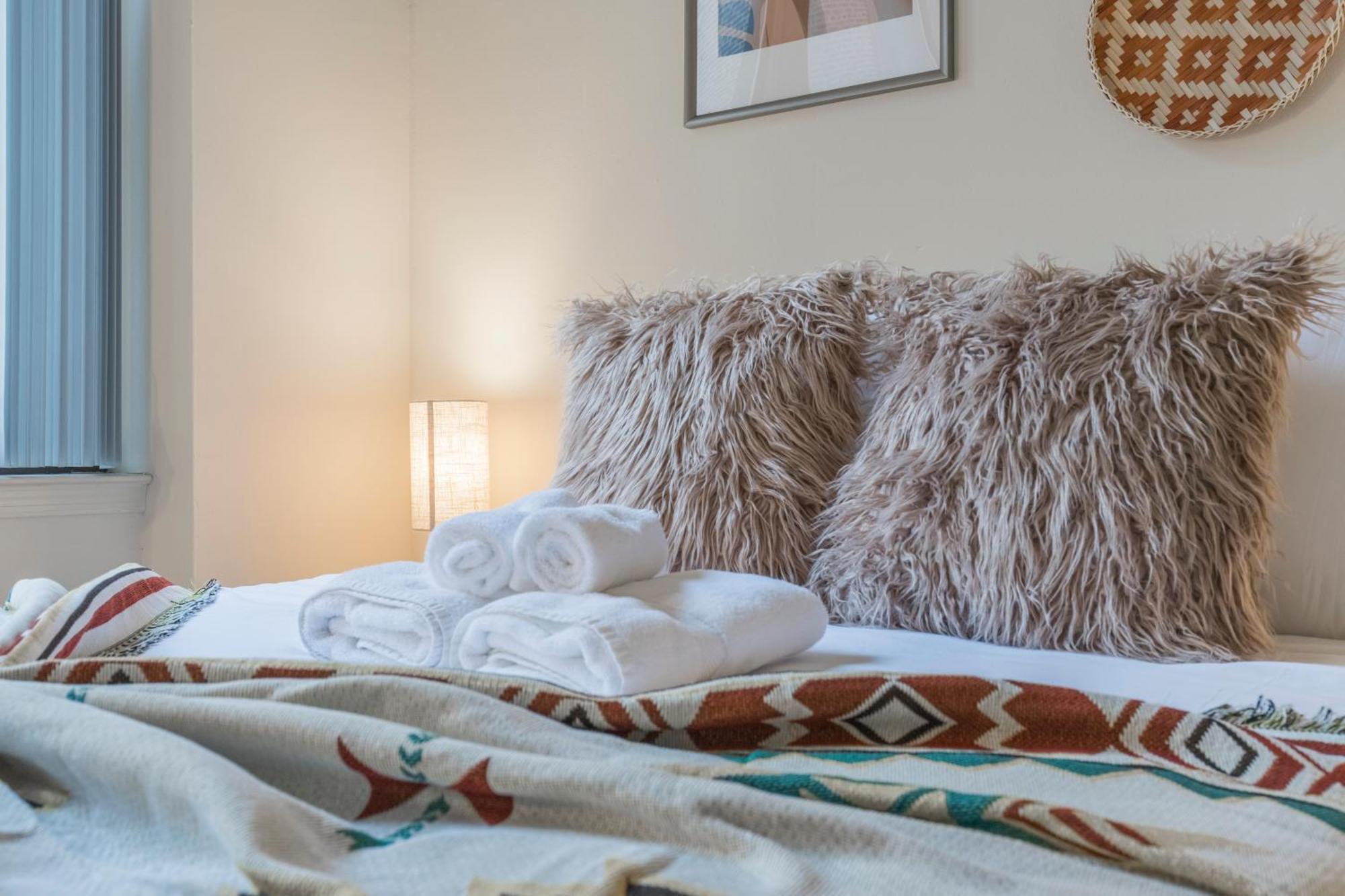 Sleeps 4! 2br, Gym, Free Parking, Close To Major Attractions