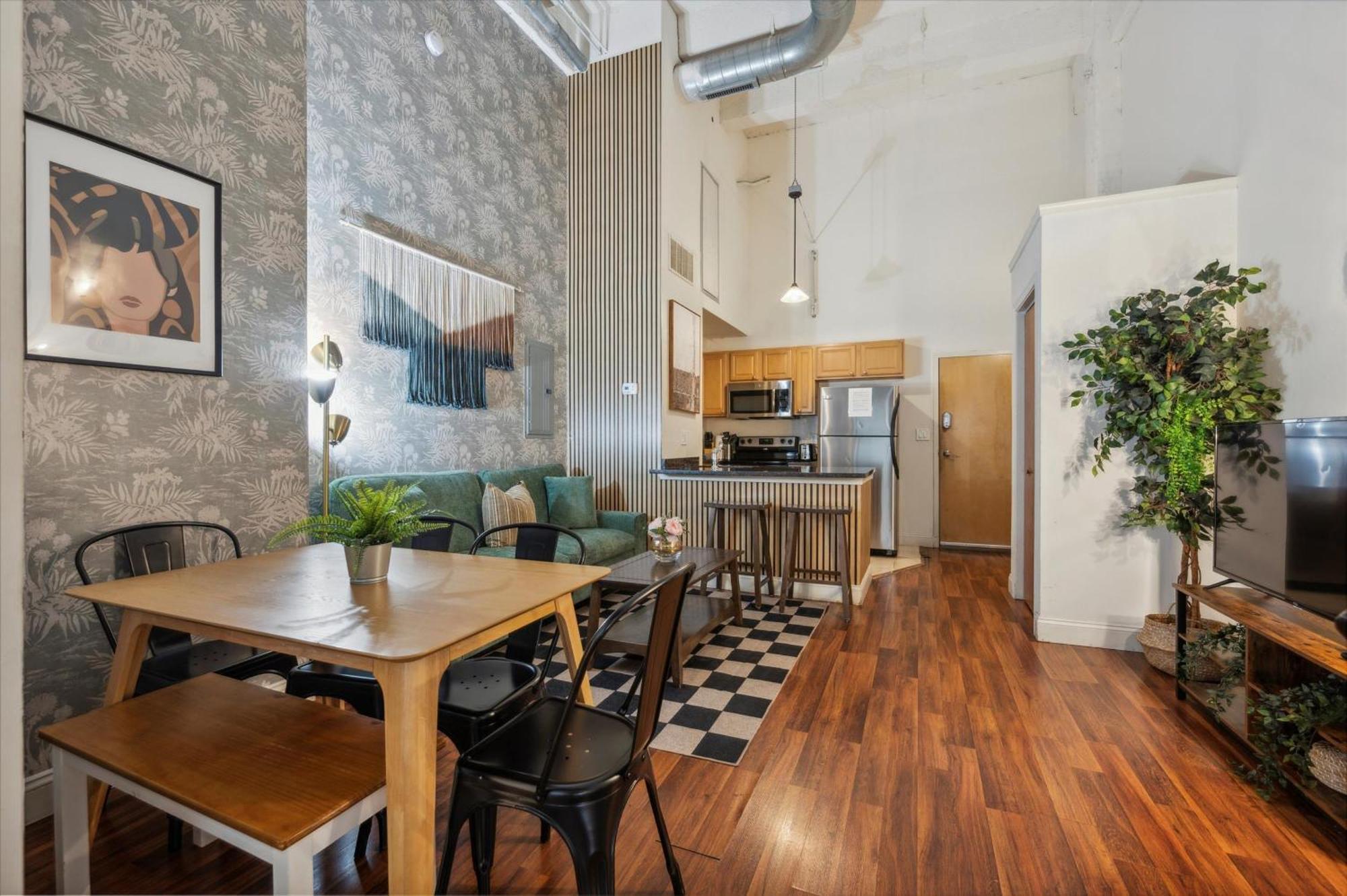 Sleeps 4! 2br, Gym, Free Parking, Close To Major Attractions Appartement