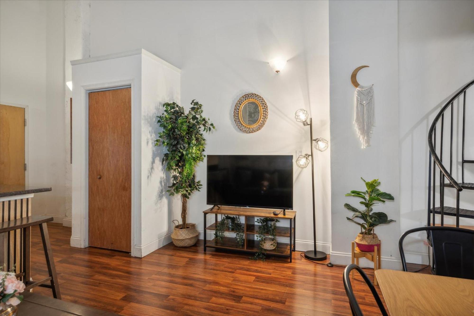 Sleeps 4! 2br, Gym, Free Parking, Close To Major Attractions *
