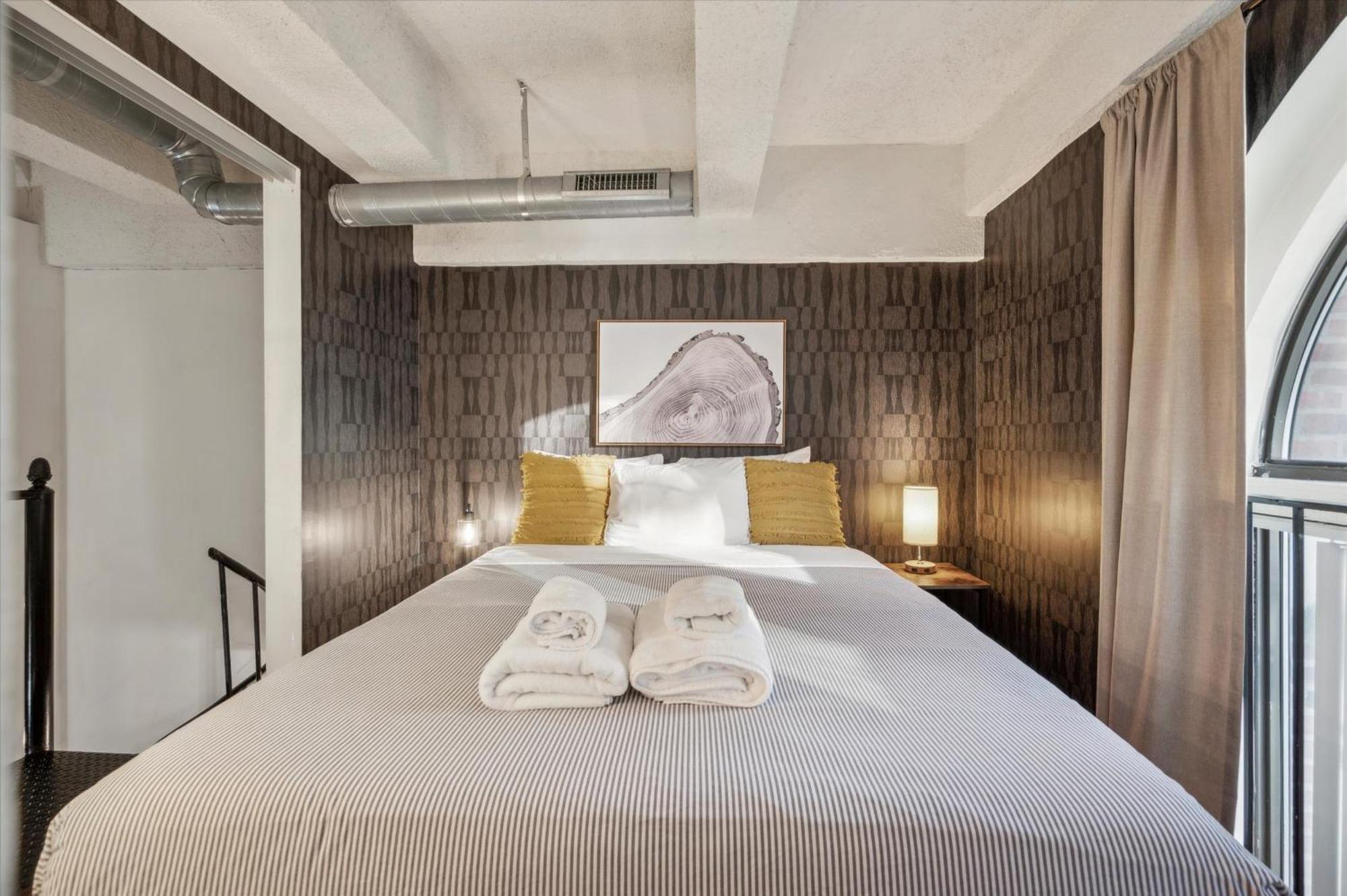 Sleeps 4! 2br, Gym, Free Parking, Close To Major Attractions