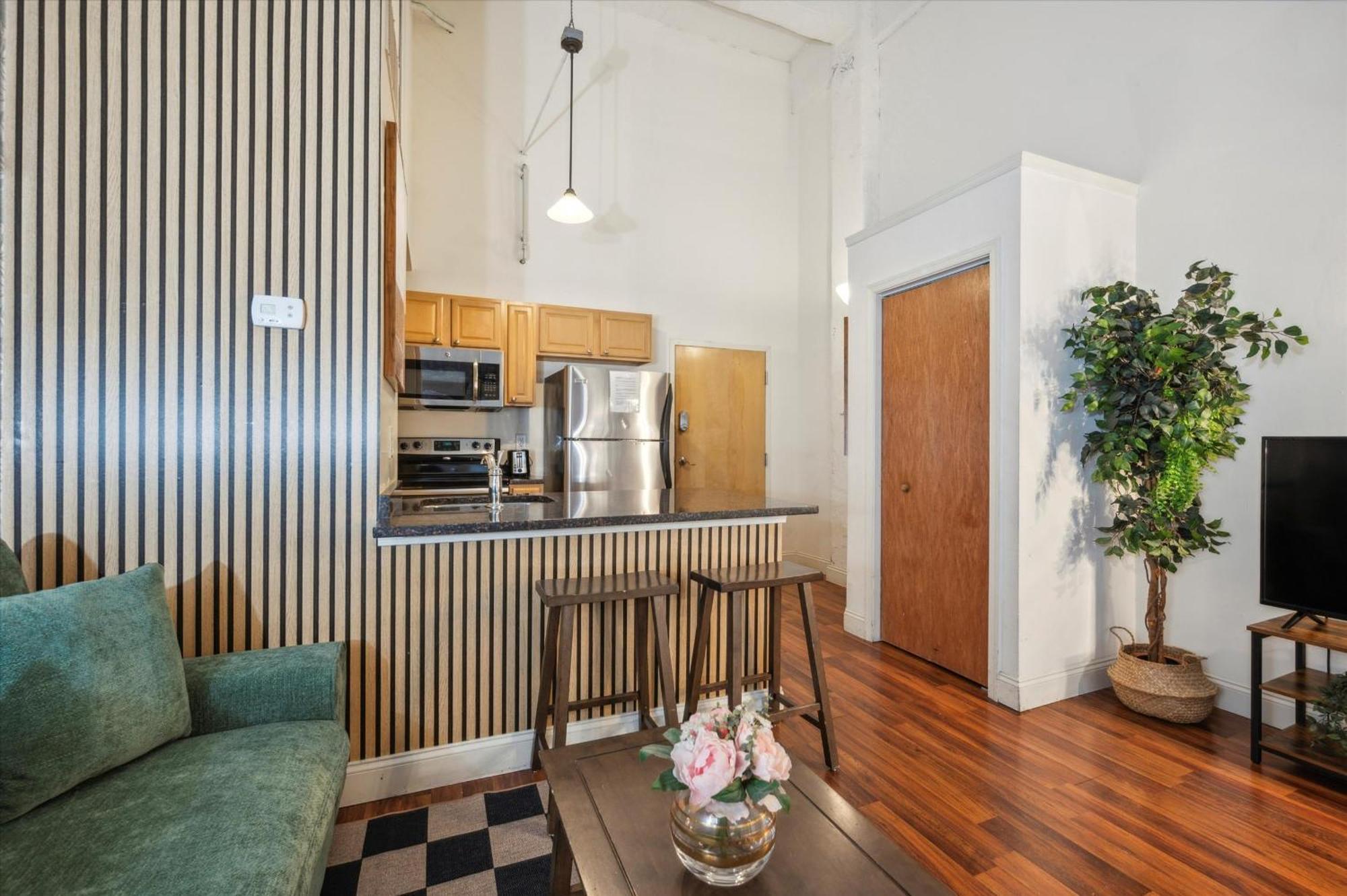 Sleeps 4! 2br, Gym, Free Parking, Close To Major Attractions Apartamento