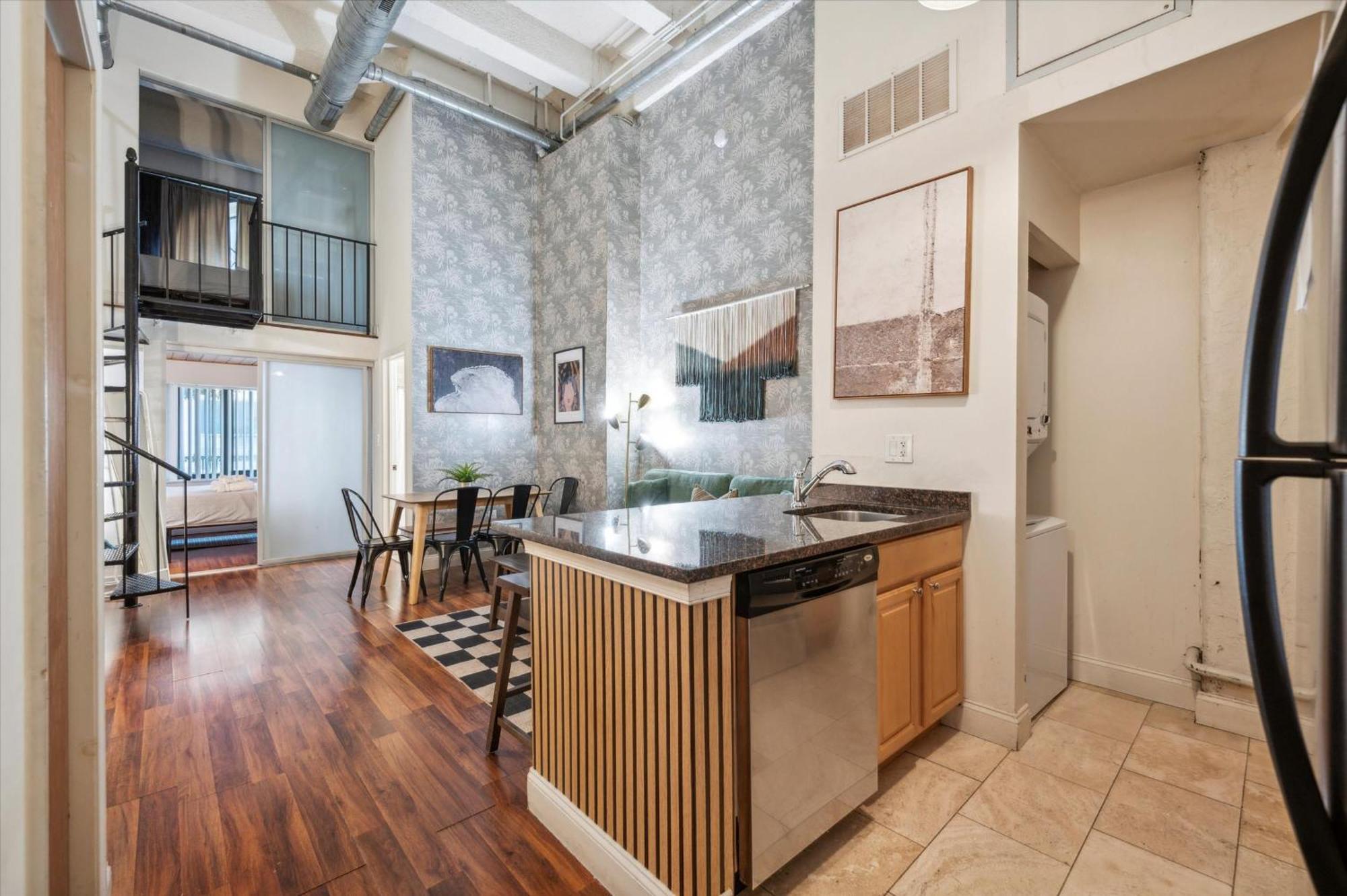 Sleeps 4! 2br, Gym, Free Parking, Close To Major Attractions Appartement *